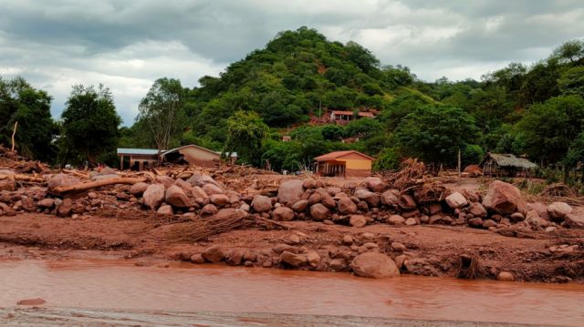 La fuerza del agua fue tal, que arrastró enormes rocas 