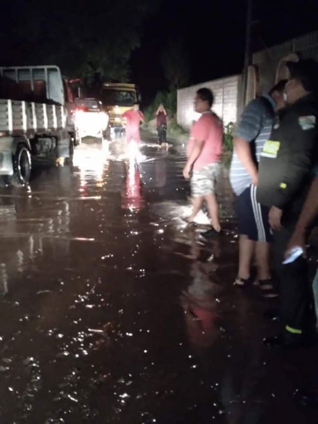 Rescatan a 4 personas por desborde del río Tarija en Bermejo