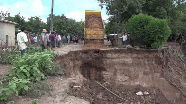 Por las lluvias, despliegan maquinaria a Sachapera 