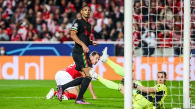 El Ajax consigue un empate  valioso en su visita a Benfica 