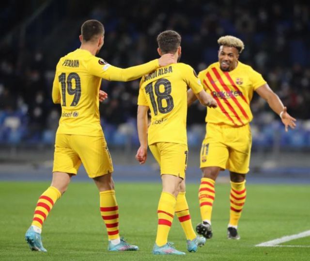 Barcelona golea al Napoli y	 avanza a los octavos de final 