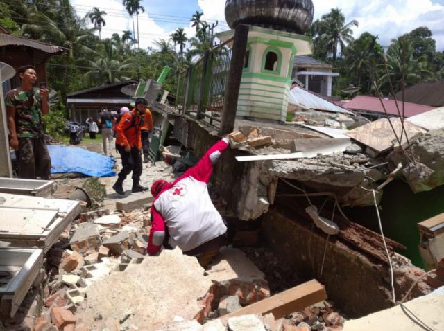 Al menos 7 muertos tras un terremoto de magnitud 6,2 en la isla indonesia de Sumatra