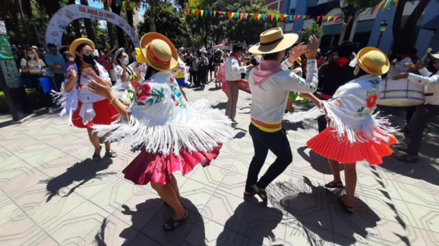 Bailando cueca tarijeña