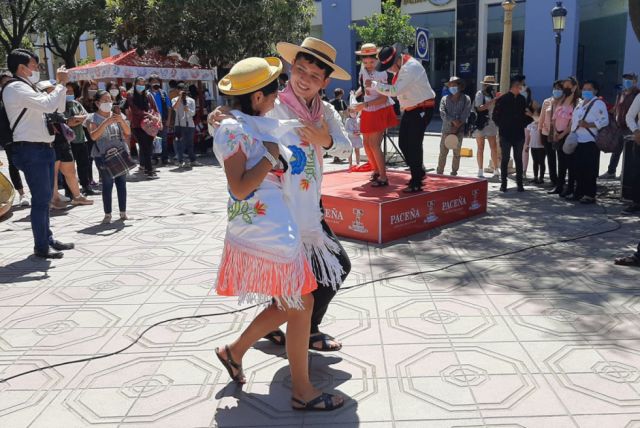 Bailando cueca tarijeña