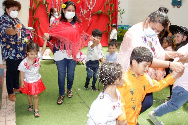 Las niñas y niños asistieron con vestimenta típica.