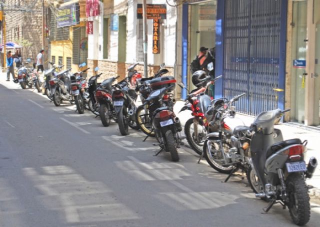 Motociclista sin casco chocó contra un vehículo en Tarija