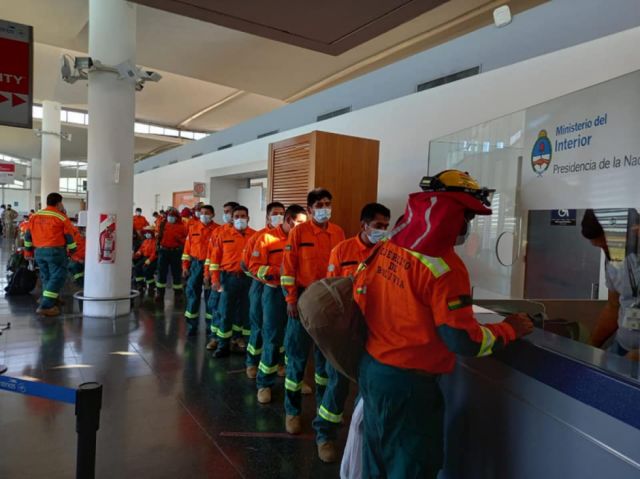 Brigadistas que ayudaron a sofocar incendio en Argentina retornan hoy a Bolivia