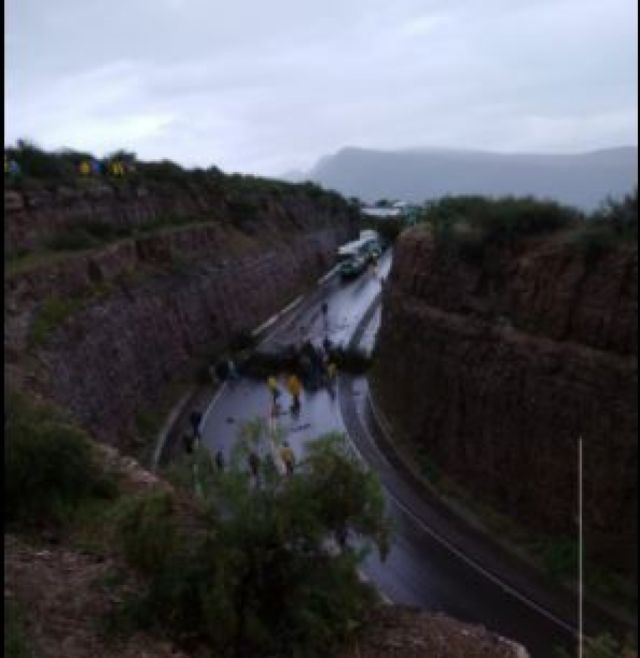 "Sedeca de pie, nunca de rodillas", extrabajadores bloquean ruta al norte en Tarija 