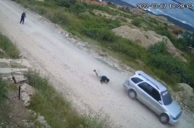 Tarija: Robó y al momento de escapar se cayó del vehículo (VIDEO)