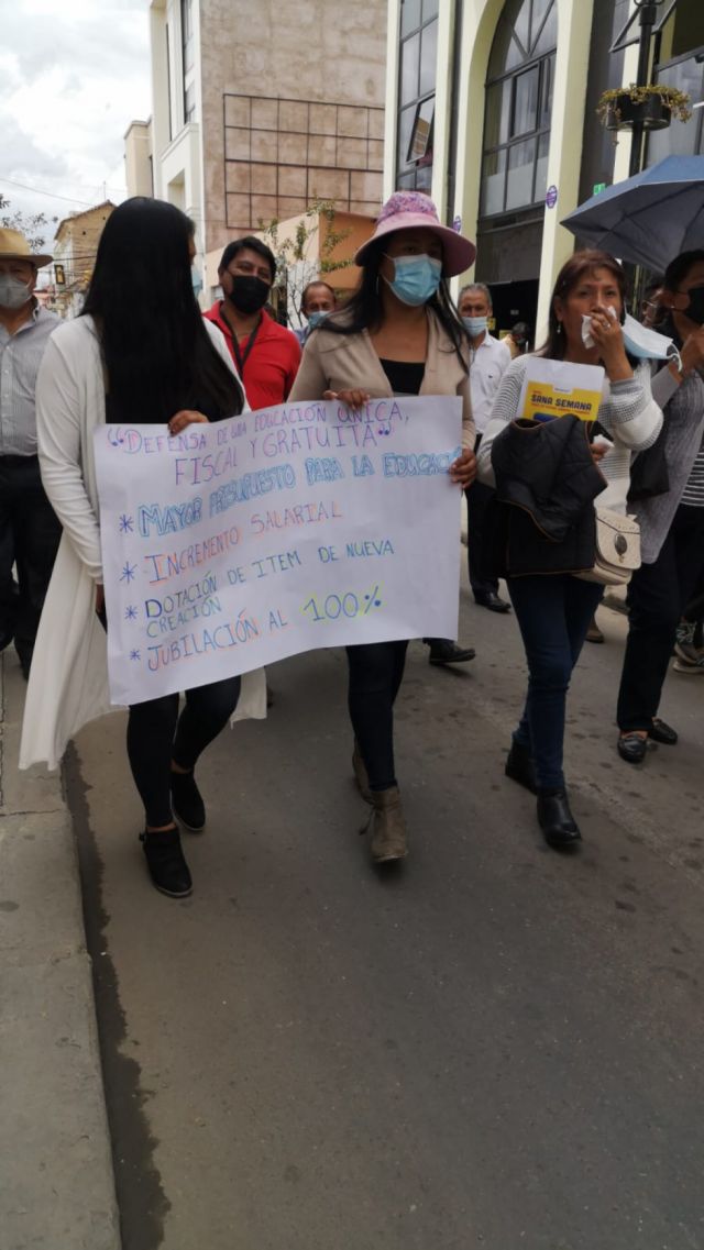 Maestros protagonizan masiva marcha en Tarija, exigen ítems y mayor presupuesto para educación