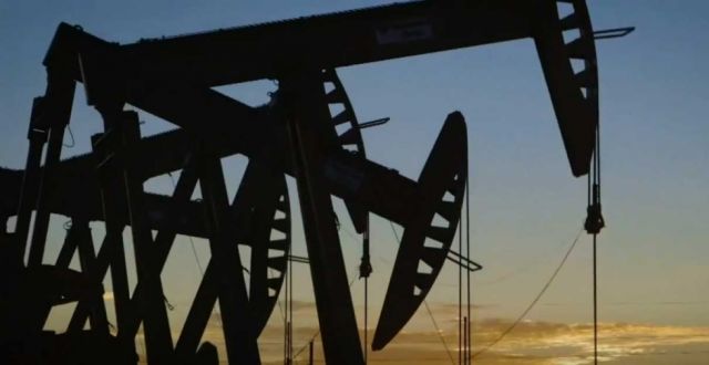 Fuerte repliegue de precios internacionales del petróleo