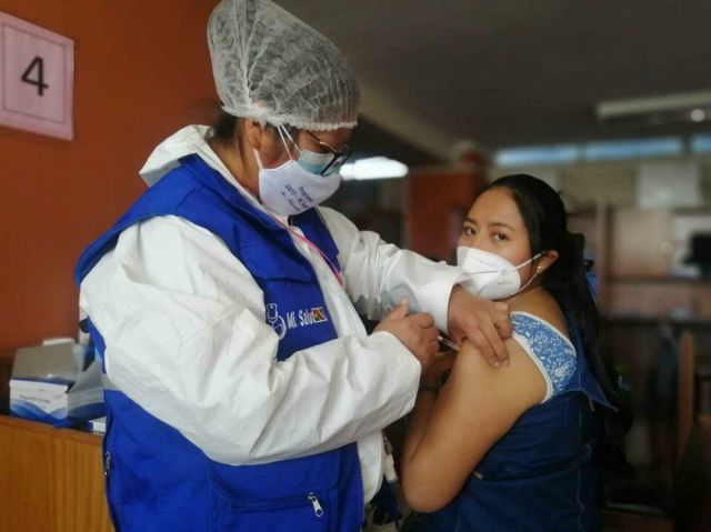 COVID-19: Autorizan cuarta dosis para algunos grupos etarios, la prioridad son personas que no se han vacunado
