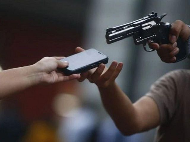 Antisociales con arma blanca robaron a una joven en Tarija