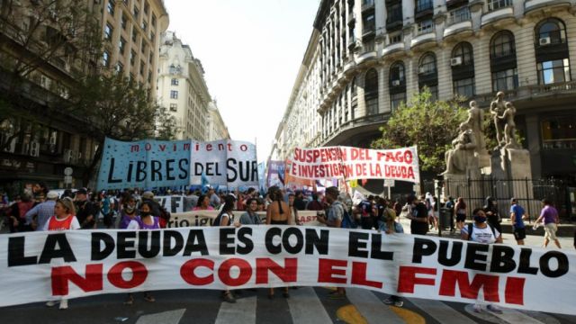 Argentina: Lanzan piedras al Congreso y usan cócteles molotov mientras se debate el acuerdo con el FMI