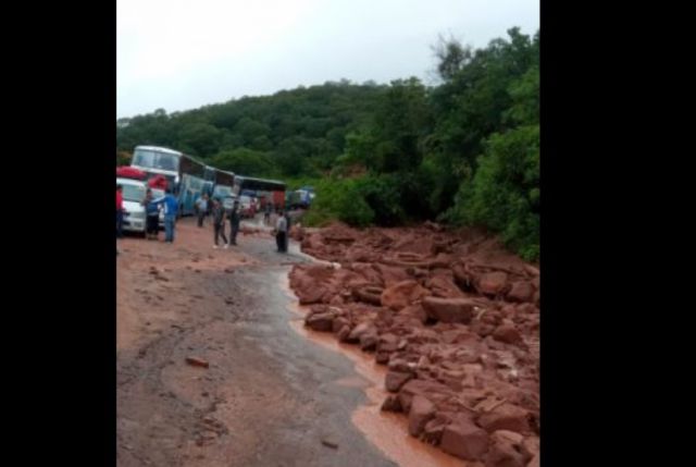 Reportan vehículos varados por derrumbe en Entre Ríos - Tarija