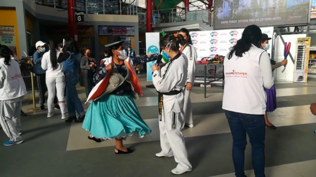Instrucción en la Terminal de Buses de La Paz. FOTO: El País