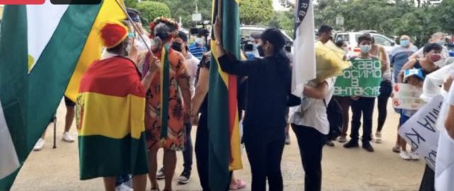 Bolivia recibe a la pareja de refugiados ucranianos que fue echada ayer por funcionarios de Migración