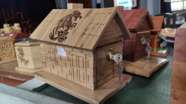 . Cajas de madera con forma de casas.