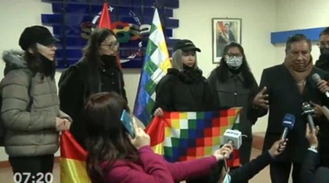 Compatriotas residentes en Ucrania llegan a Bolivia, pide ayuda para comenzar su estancia