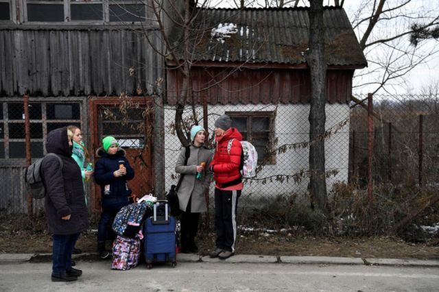 El éxodo de refugiados alcanza los 2,8 millones mientras los ataques rusos golpean el oeste de Ucrania