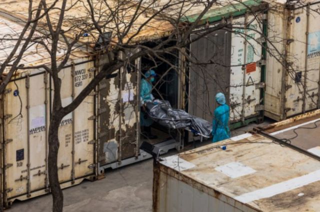 Hong Kong enfrenta morgues desbordadas y falta de ataúdes por ola de covid-19