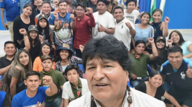 Tildan a Evo de dictador y lo acusan de eliminar la Escuela de Líderes para evitar renovación