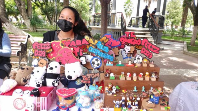 Mano artesanal resalta en feria de emprendedores