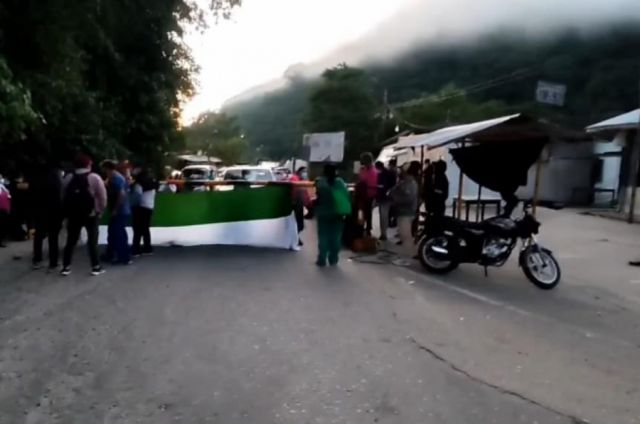 La ruta Tarija-Bermejo está bloqueada por maestros urbanos