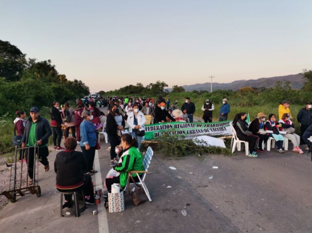 Magisterio urbano bloquea la ruta 9 en Yacuiba