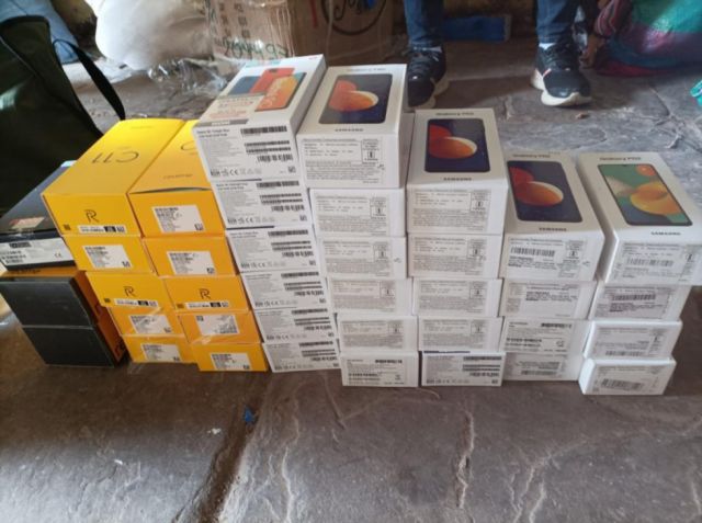  Aduana incauta 96 celulares de contrabando