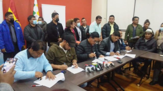 Gobierno y maestros acuerdan creación de 3.300 ítems