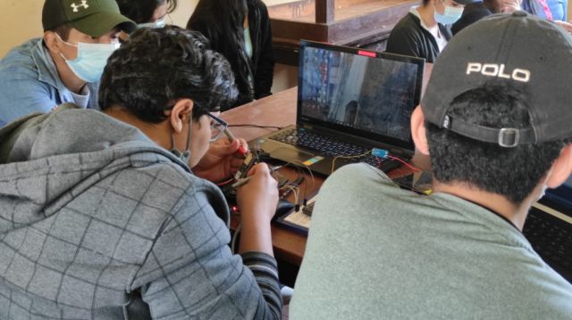 Estudiantes de Ingeniería Mecatrónica trabajando en sensores ambientales. 
