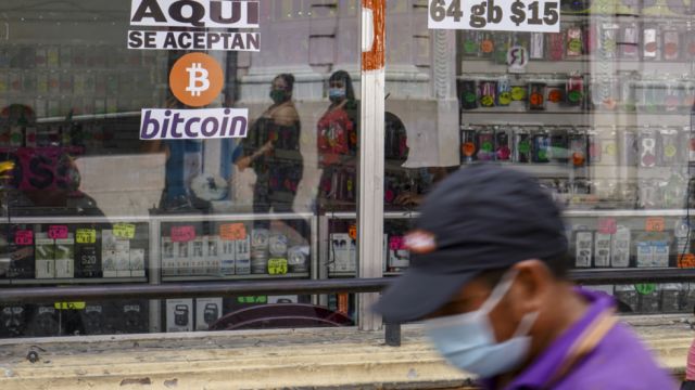 El Salvador da un frenazo a la emisión de bonos bitcóin