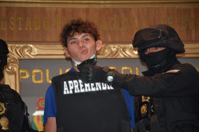 Policía presenta a presunto feminicida de Vania en La Paz