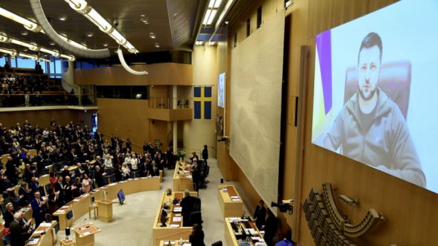 Zelenski pide a la OTAN "asistencia militar sin restricciones" para Ucrania