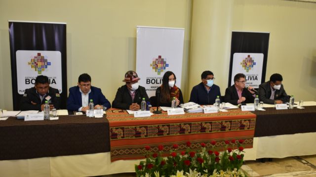 Gobierno y COB analizan pliego de demandas