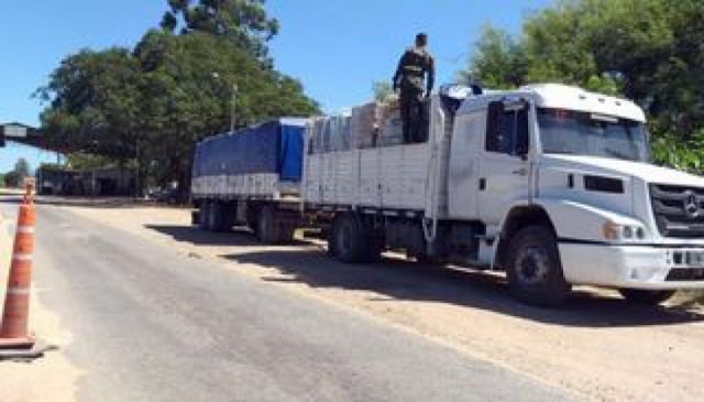Detienen dos camiones con 3.600 pack de cervezas, leche y aceite argentino 