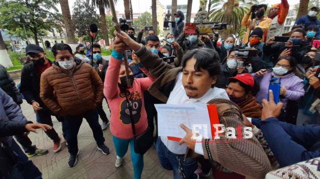 A patadas y jalones, agreden al Secretario de Gestión Jorge Bacotich en Tarija