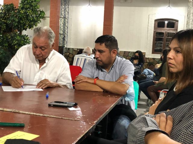 Participantes en escucha atenta