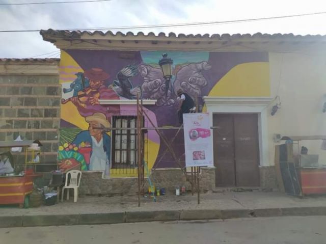 Artistas realizando sus respectivos murales