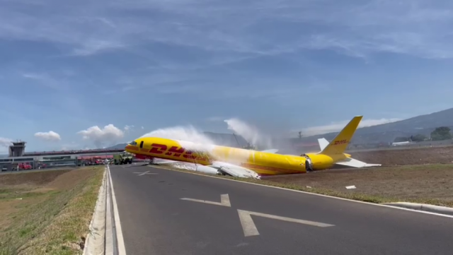 VIDEO: Un avión de carga se parte en dos en medio de la pista del aeropuerto internacional Juan Santamaría de Costa Rica
