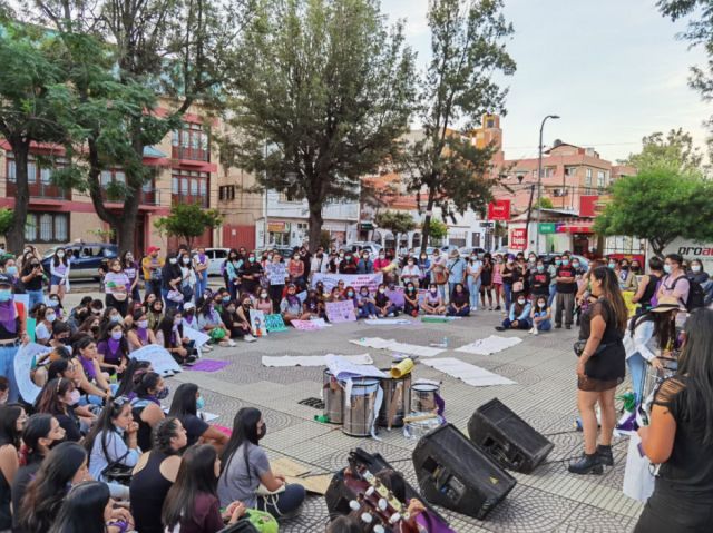 Escucha atenta de revelación de casos de violencia en la Plaza Bolívar