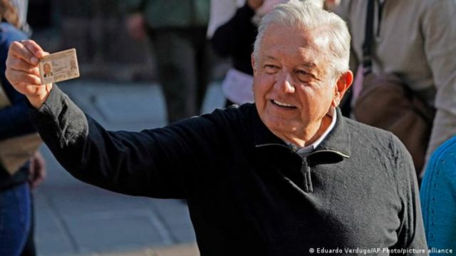 AMLO acude a votar en consulta que decidirá si sigue en el cargo