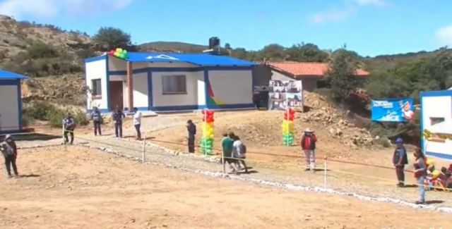 Arce entrega de forma simbólica 118 viviendas sociales para familias de Cercado-Tarija