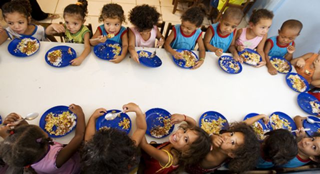 El debate de la conciliación en el Día  del Niño: Desayuno o almuerzo escolar