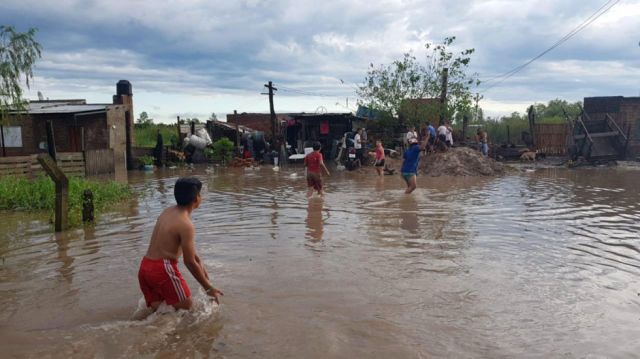 Argentina: evacúan a más de 100 familias por inundaciones