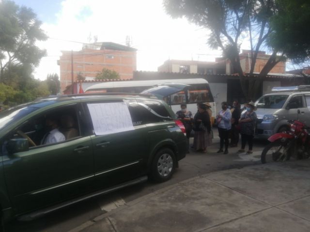 Protestan en la Fiscalía por la muerte de chofer en una EPI de Tarija