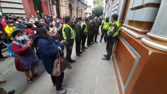 Ausencias y petardos en una Sesión de Honor deslucida