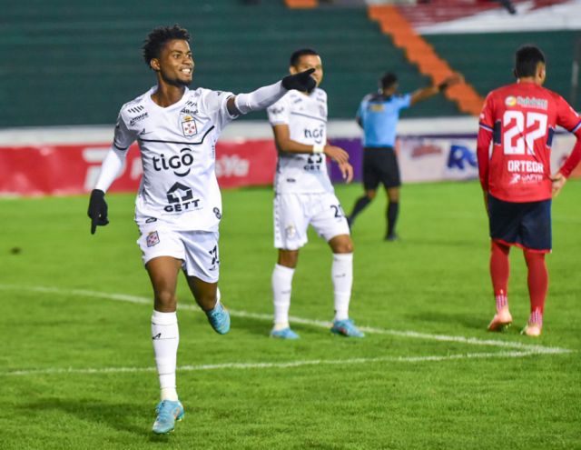La “U” de Sucre recibe tres  bofetadas de Real Santa Cruz  