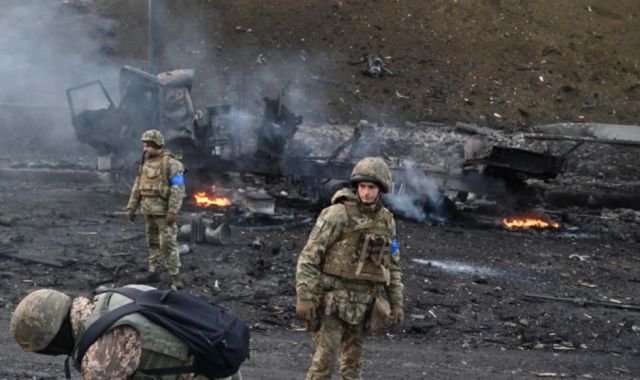 Rusia intensifica ataques; Ucrania descarta rendirse